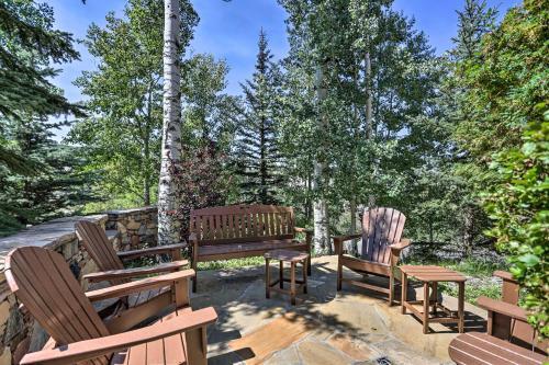 Upscale Ski-in And Ski-out Escape With Deck And Grill
