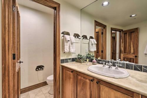 Upscale Ski-in And Ski-out Escape With Deck And Grill