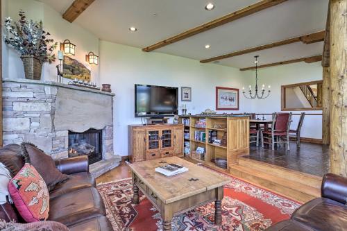 Upscale Ski-in And Ski-out Escape With Deck And Grill