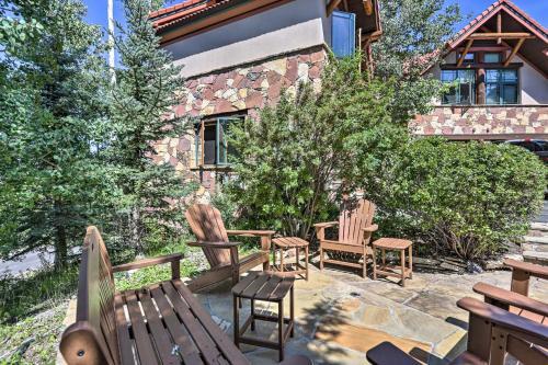 Upscale Ski-in And Ski-out Escape With Deck And Grill