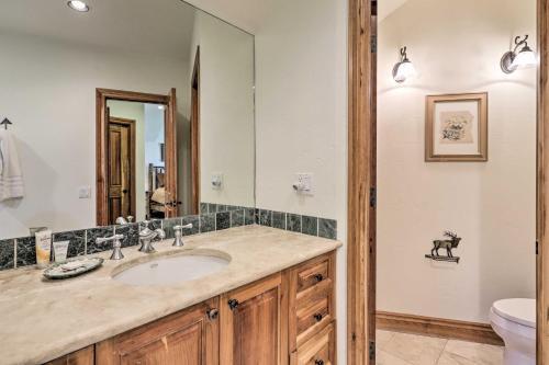 Upscale Ski-in And Ski-out Escape With Deck And Grill