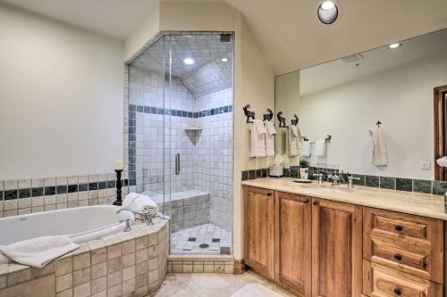 Upscale Ski-in And Ski-out Escape With Deck And Grill