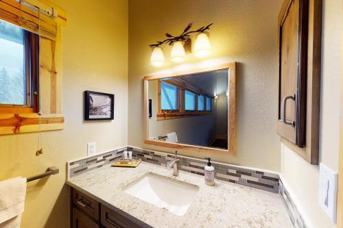 West Vail Mountain Escape & Kinnikinnick Sunshine House