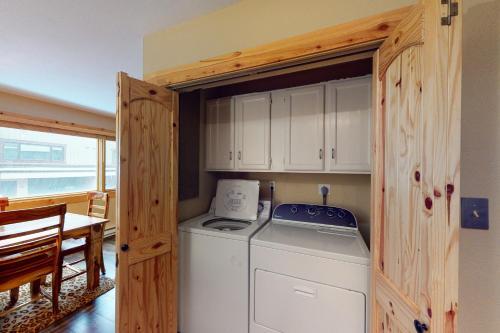 West Vail Mountain Escape & Kinnikinnick Sunshine House