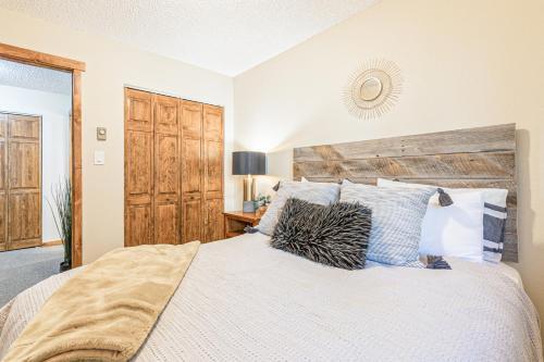 West Vail Mountain Escape & Kinnikinnick Sunshine House