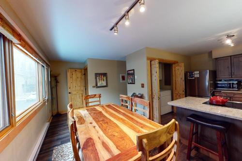 West Vail Mountain Escape & Kinnikinnick Sunshine House