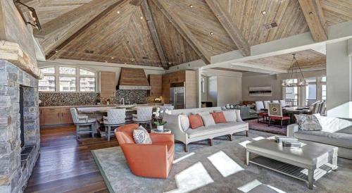 Apartamento Luxury Mountain-side Penthouse With Stunning Views! Condo