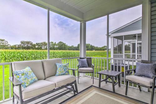 Chic Townhome With Pool Access 4 Mi To Beach!