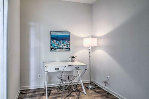 Chic Townhome With Pool Access 4 Mi To Beach!
