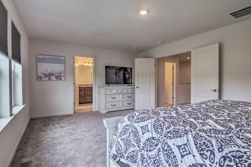 Chic Townhome With Pool Access 4 Mi To Beach!