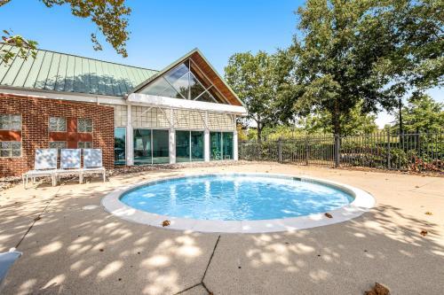 Bear Trap --- 45b Willow Oak Avenue