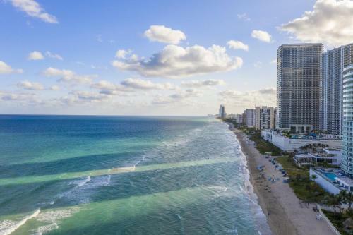 Beachfront Modern Oceanview 2br Apt - Hyde Resort
