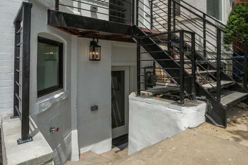 Brand New 2 Bedroom Apartment In Awesome Location.