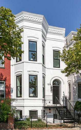 Brand New 2 Bedroom Apartment In Awesome Location.