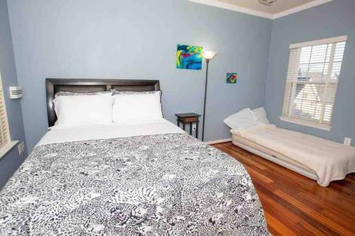 Luxe Palace: Cheerful 2br & 3.5ba Located In Dc