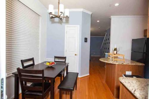 Luxe Palace: Cheerful 2br & 3.5ba Located In Dc