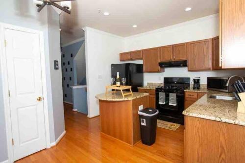 Luxe Palace: Cheerful 2br & 3.5ba Located In Dc