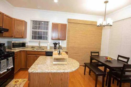 Luxe Palace: Cheerful 2br & 3.5ba Located In Dc