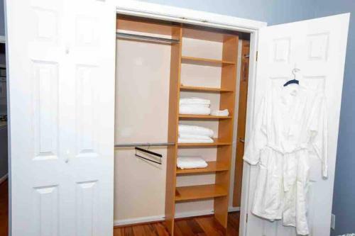 Luxe Palace: Cheerful 2br & 3.5ba Located In Dc