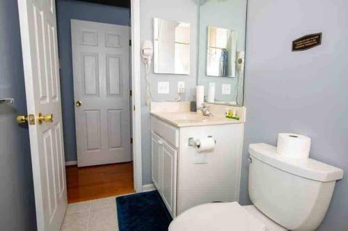 Luxe Palace: Cheerful 2br & 3.5ba Located In Dc