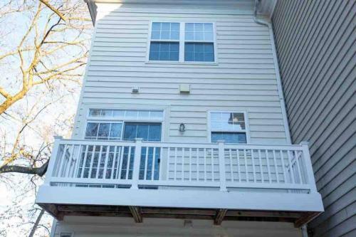 Luxe Palace: Cheerful 2br & 3.5ba Located In Dc
