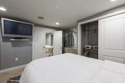 Private Basement Apartment In Brentwood