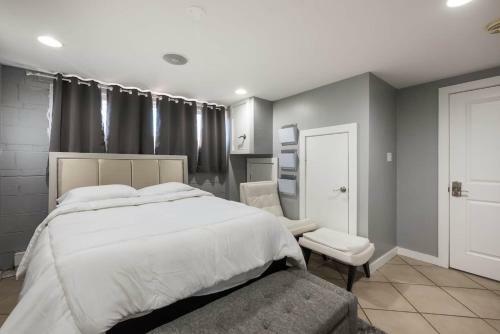 Private Basement Apartment In Brentwood