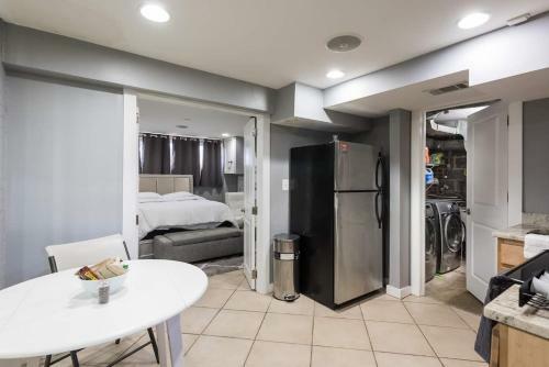 Private Basement Apartment In Brentwood