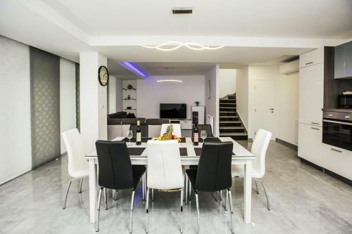 Villa Holiday Home Leko