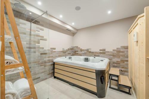 Luxury Villa Sundior Split With Private Pool And Jacuzzi