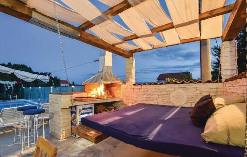 Four-bedroom Holiday Home In Otok Dalmatinski