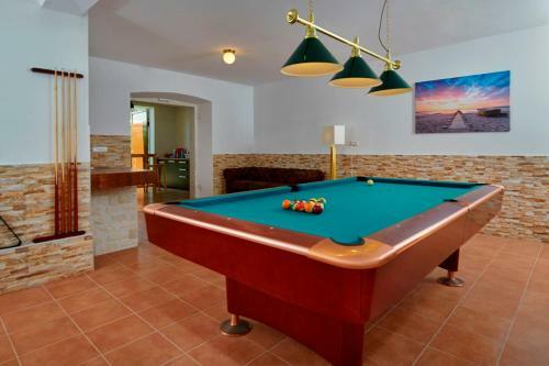 Holiday Home W/pool & Summer Kitchen.(6+2p)