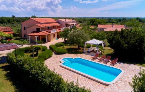 Holiday Home W/pool & Summer Kitchen.(6+2p)