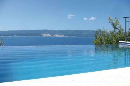Stylish Villa With Pool And Lounge