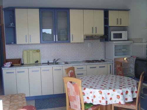 Apartments By The Sea Milna, Hvar - 12244