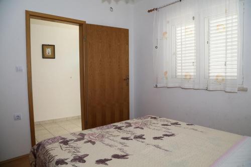Apartments By The Sea Milna, Hvar - 12244