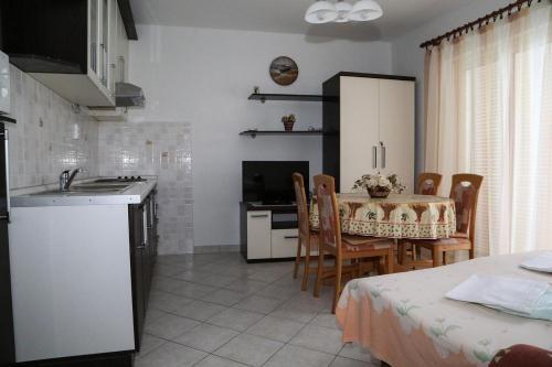 Apartments By The Sea Milna, Hvar - 12244