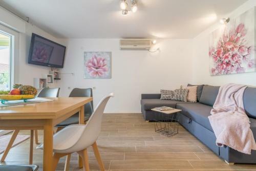 Apartments Sandra-150 M From Beach