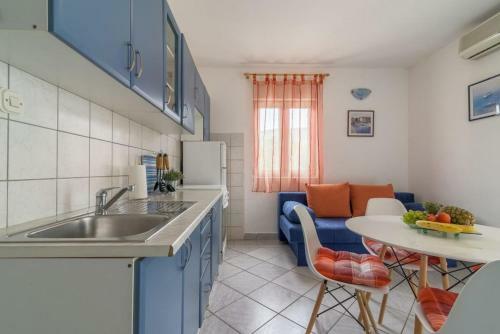 Apartments Sandra-150 M From Beach
