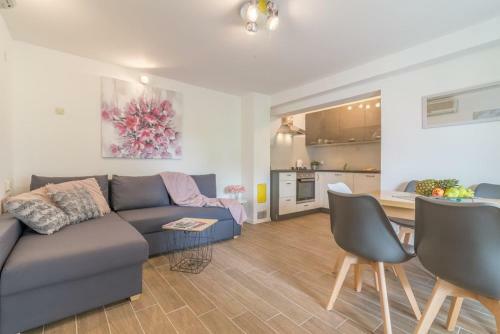 Apartments Sandra-150 M From Beach