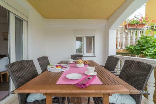 Apartments Sandra-150 M From Beach