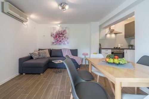 Apartments Sandra-150 M From Beach