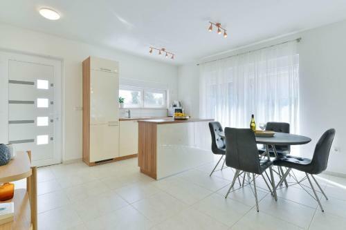 New! Beachfront Villa Klaudija, Suko?an