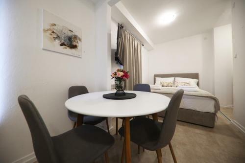 Hostal Beachfront Apartments And Rooms