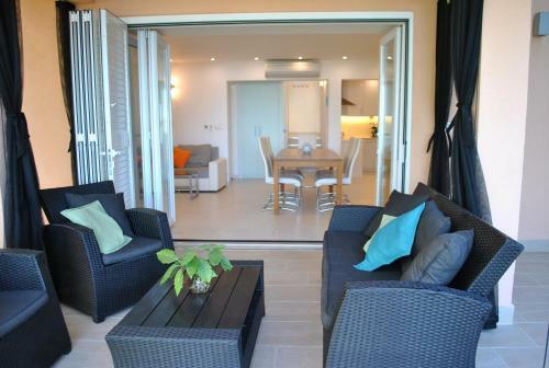 Direct Seafront Villa