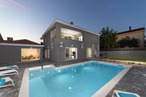 Villa Danica With Pool