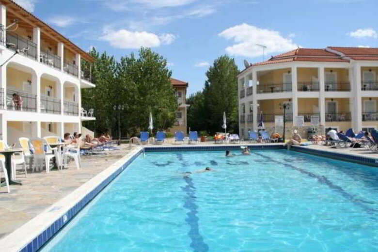 Village Inn Studios & Family Apartments