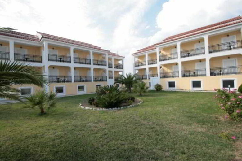 Village Inn Studios & Family Apartments