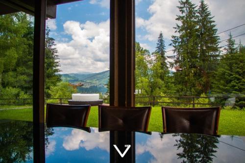 Alpine Lounge