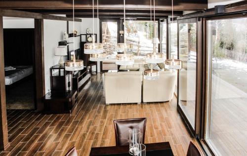 Alpine Lounge